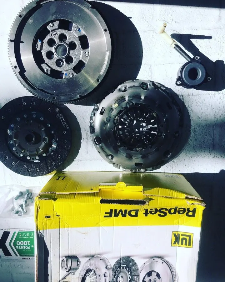 Volante bimasa, disco y placa de embrague con su caja